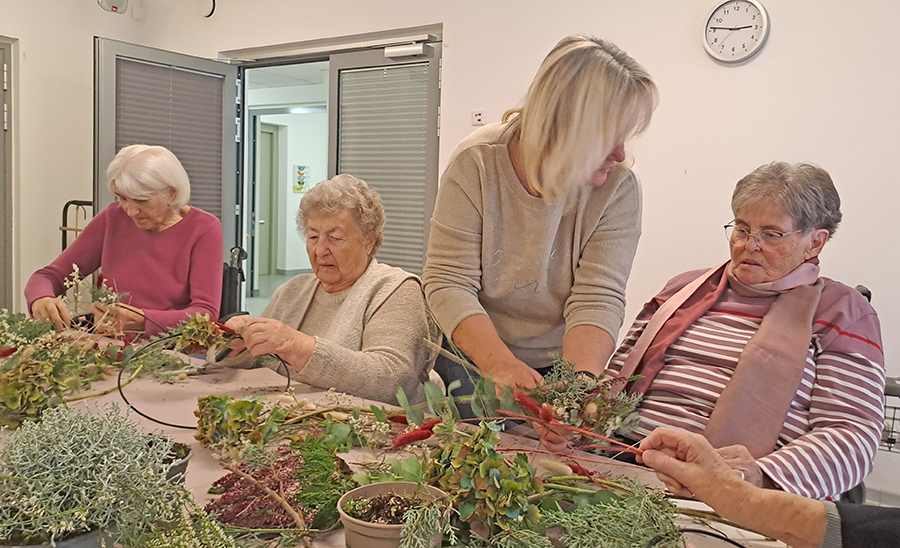 Teilnehmerinnen des ersten Kreativ-Workshops im BRK-Altstadtpark bei der Herstellung von Loops aus herbstliche Naturmateralien.