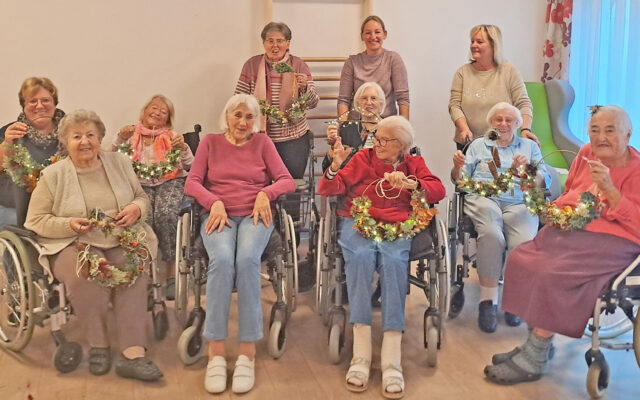 Teilnehmerinnen des ersten Kreativ-Workshops des BRK-Altstadtparks in Bayreuth mit ihren selbst gebastelten Kunstwerken. Mit im Bild Martina Schnödt und Melanie Schneider als Workshop-Leiterinnen.