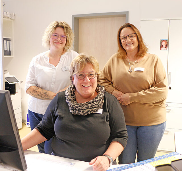 Katja Gutmann (r.) und Daniela Geißler (l.) mit Einrichtungsleiterin Elke Lindner (m.) im Verwaltungsbüro des BRK-Atlstadtparks.