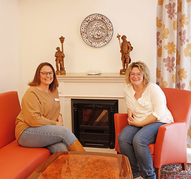 Katja Gutmann (r.) und Daniela Geißler (l.) im Kaminzimmer des BRK-Altstadtparks.